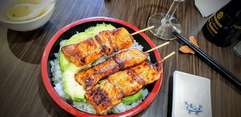 Chirachi Saumon Grillé Et Avocat Dans Un Bol de Riz Vinaigré
